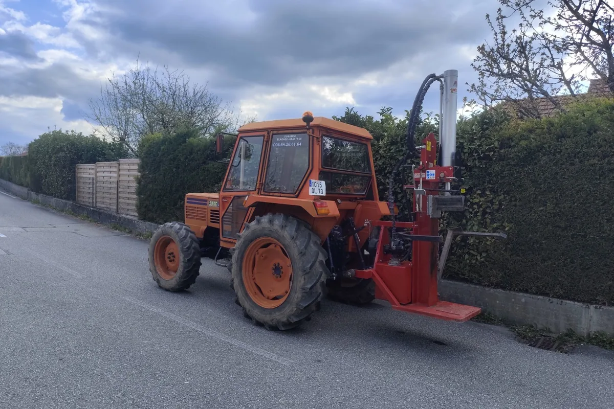 Tracteur équipé pour le fendage du bois