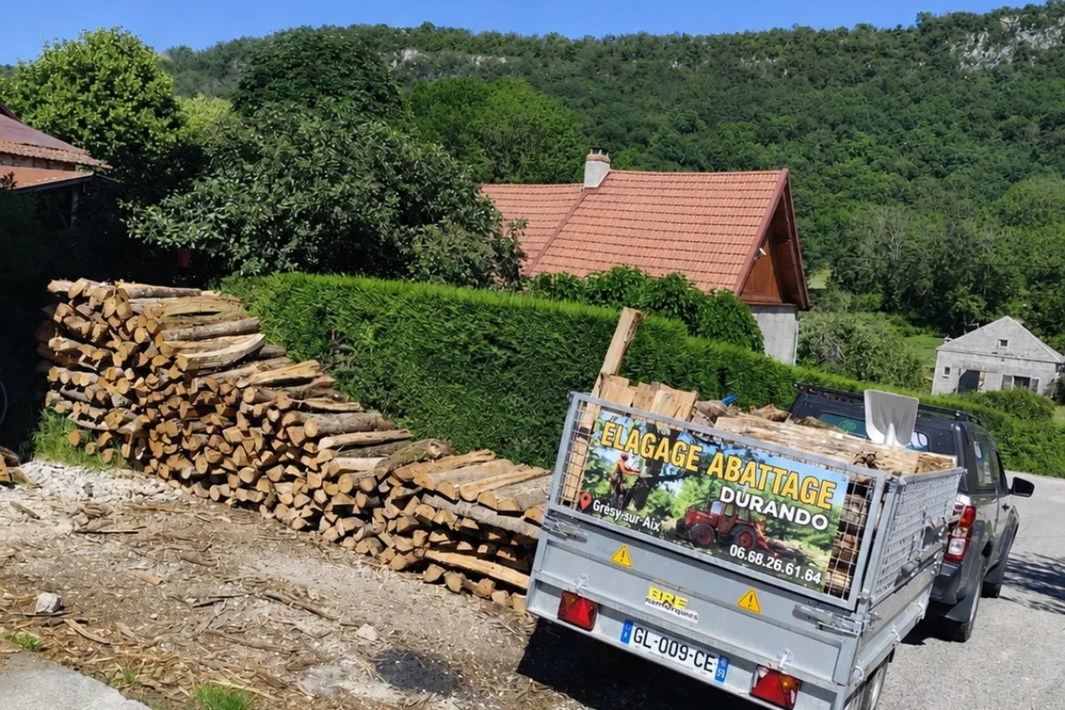 Bois de chauffage rangé et remorque de chantier